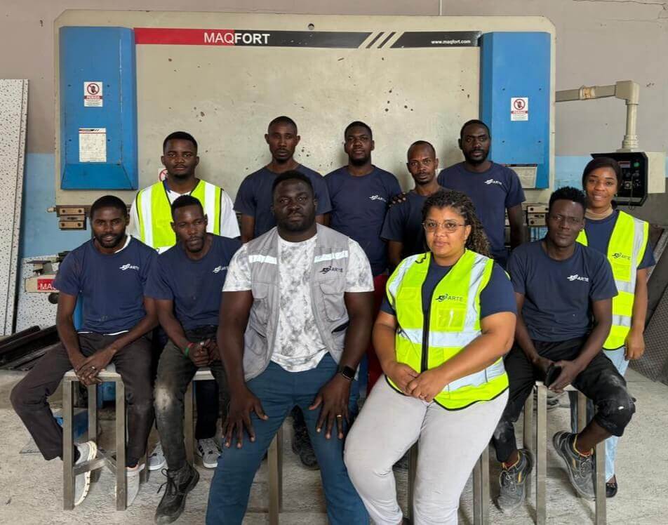 Equipa da JG-INOX.AO a trabalhar
