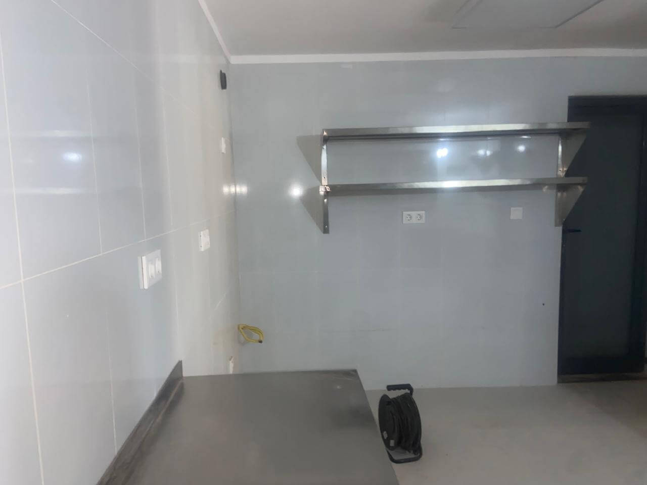Cozinha de serviço residencial em inox - Vista lateral direita