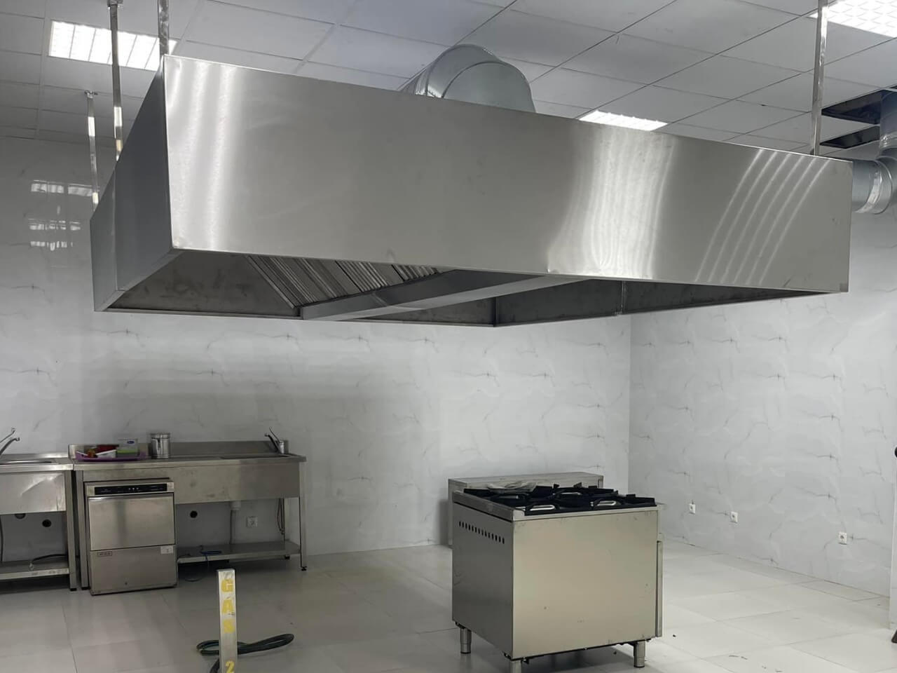 Cozinha de serviço residencial em inox - Vista lateral esquerda