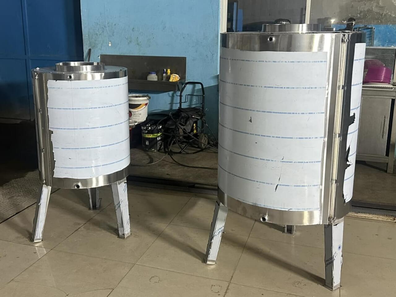 Cozinha de serviço residencial em inox - Vista lateral direita
